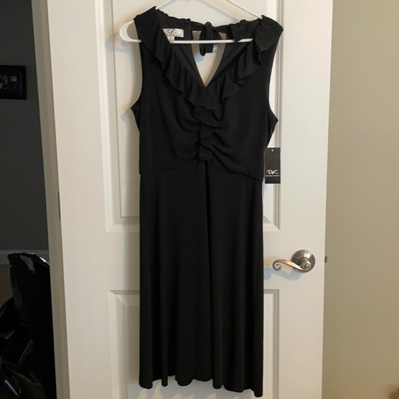 Donna Ricco Dresses & Skirts - Black ruffle front v neck dress